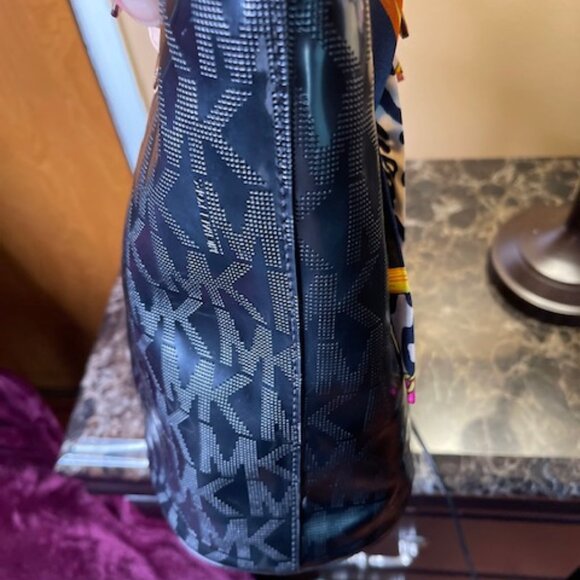 MICHAEL KORS, EUC PATENT LEATHER HANDBAG AND WALLET - Picture 5 of 9